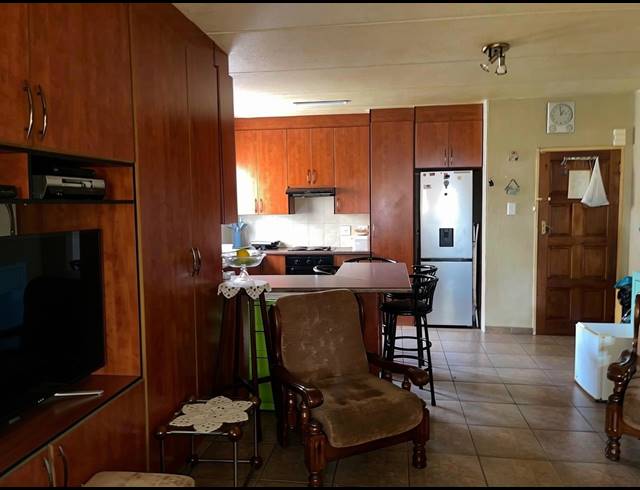 2 BEDROOM FLAT FOR SALE IN VANDERBIJLPARK SE 2